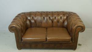 2 sittsoffa - Chesterfieldsoffa i skin med mässingsdetaljer.  