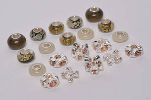 Charlotte Borgen, 20 charms - brun og gylden farve komb. 20