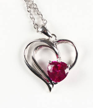 Vedhæng af sterlingsølv med diamant og synt. rubin 