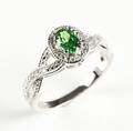Ring af sterlingsølv med diamanter og synt. smaragd