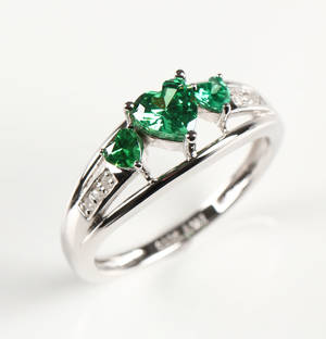 Ring af sterlingsølv med diamanter og zirkoner. 