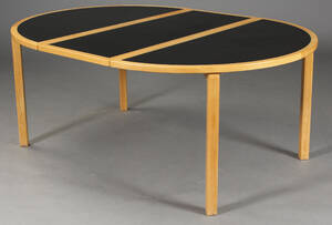 Spisebord af bøgetræ, plade af linoleum.