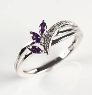 Ring af sterlingsølv med diamanter og synt. amethyster