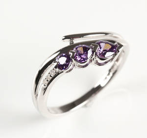 Ring af sterlingsølv med diamanter og synt. amethyster