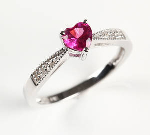 Ring af sterlingsølv med diamanter og synt. rubin