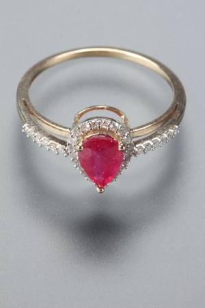 Ring med rubin og diamanter 