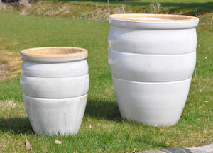 Sæt på to hvide glaserede krukker 2