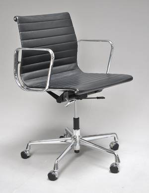 Charles Eames. Kontorstol, Model EA-117 sort læder