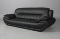 Moderne tre-pers sofa betrukket med sort imiteret læder.