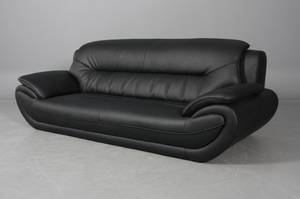 Moderne tre-pers sofa betrukket med sort imiteret læder.