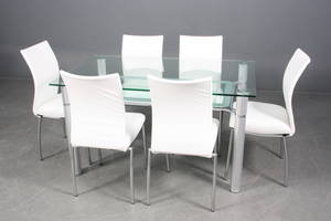 Spisebord med seks stole. 7