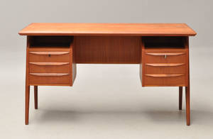 Dansk møbelarkitekt. Fritstående skrivebord i teak.