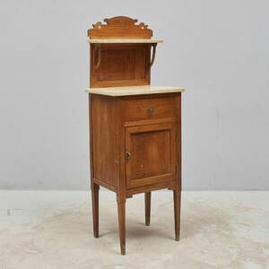 Pottskåp, med uppsats