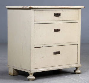 Kommode af bemalet fyrretræ