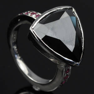 Rubin og diamant ring.
