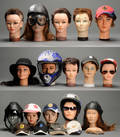 En samling mannequinhoveder med hatte 15 