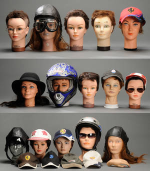 En samling mannequinhoveder med hatte 15 