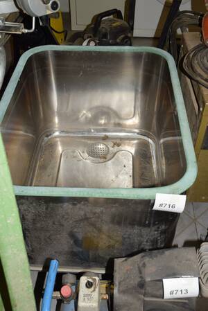 Rostfri tvättbalja på hjul