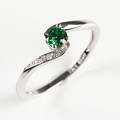 Ring af sterlingsølv med diamanter og synt. smaragd