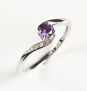 Ring af sterlingsølv med diamanter og synt. amethyst