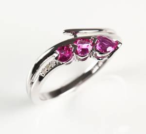 Ring af sterlingsølv med diamanter og synt. rubiner