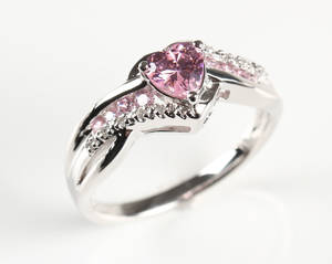 Ring af sterlingsølv med diamanter og synt. pink safirer