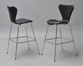 Arne Jacobsen. Par Syver barstole i sort læder, model 3197 2 