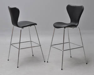 Arne Jacobsen. Par Syver barstole i sort læder, model 3197 2 