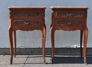 Ett par sängbord i rokokostil 2