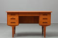 Dansk møbelproducent. Skrivebord af teak, 1960erne