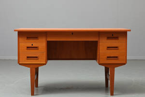 Dansk møbelproducent. Skrivebord af teak, 1960erne