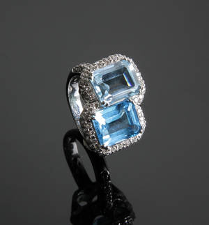 Topas- og brillantring af hvidguld 18 kt.