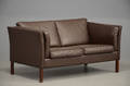 Dansk møbelproducent 2 pers. sofa med brunt læder, ben af bøg