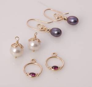 Pandora. Øreringe samt vedhæng af 14 kt. guld bl.a. med sorte diamanter 8