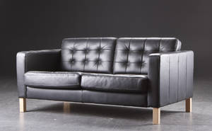 Sofa betrukket med sort læder, dansk møbelproducent