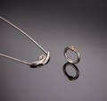 Halssmykke og ring, sølv med guld 2