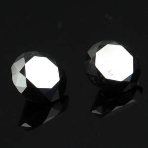 Uindfattet behandlet sort diamant ca. 1.67 og ca. 1.61 ct 