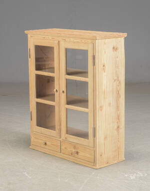 Vitrineskab i fyrretræ.