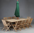 Havemøbelsæt i teak. 1 bord med udtræk, 10 klapstole og 1 parasol 12