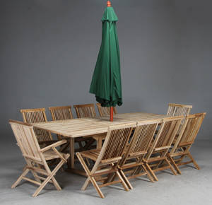 Havemøbelsæt i teak. 1 bord med udtræk, 10 klapstole og 1 parasol 12