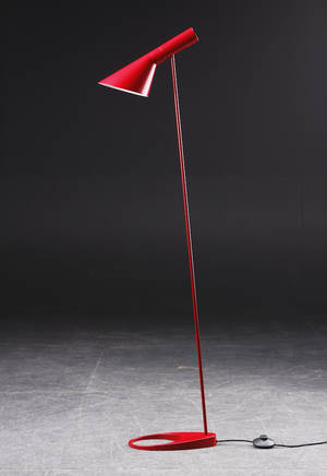 Arne Jacobsen 1901 - 1972. AJ standerlampe, Rød