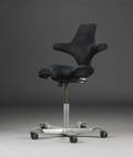 Peter Opsvik. Kontorstol, model Capisco, sort alcantara