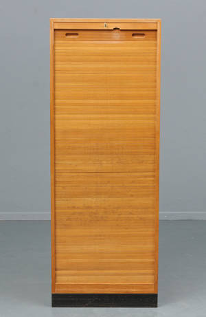 Højt arkivskab af bøgetræ