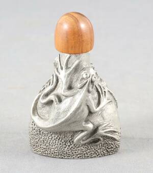 FLAKONG, 1900-TAL, TENN, RELIEFDEKOR AV ÖDLOR, LOCK AV TRÄ, HÖJD 9,5 CM