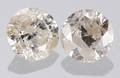 To indfattede diamanter, 0,59 ct og 0,54 ct