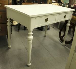 Skrivbord, bemålat
