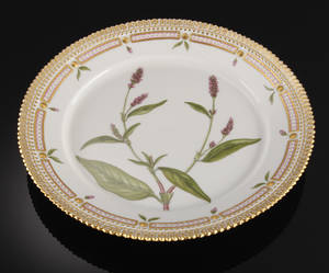 Flora Danica tallerken, porcelæn. Kgl.P. 