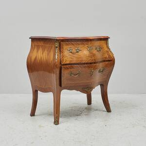 Byrå, rokokostil. Bredd 74 cm