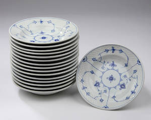 Bing og Grøndahl. Musselmalet jernporcelæn 16 dybe desserttallerkener 15