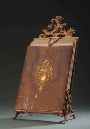 Fotoalbum af brunt skind på stand af forgyldt metal. 1900-tallets førstehalvdel